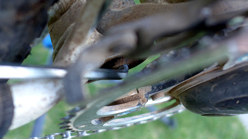 Allen key fitted to lower shock mount