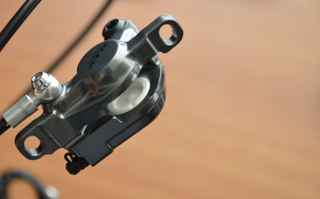 Shimano XTR M9000 magnesium brake caliper showing ceramic piston